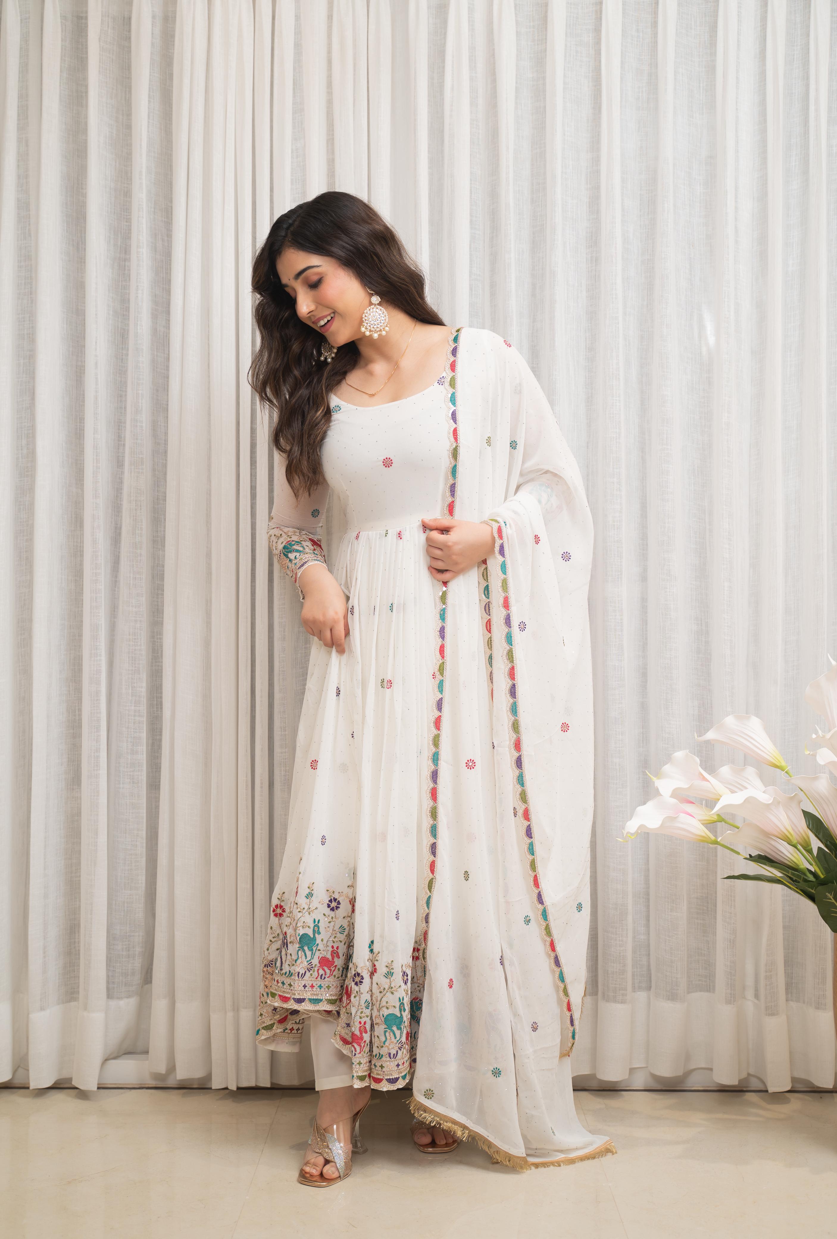 Featuring Beautiful Suit Sets in pure Russian Silk Suit Set Top pent with duppta with jcard wiving, it is beautifully decorated desgins prints and hand zari wiving Jequard